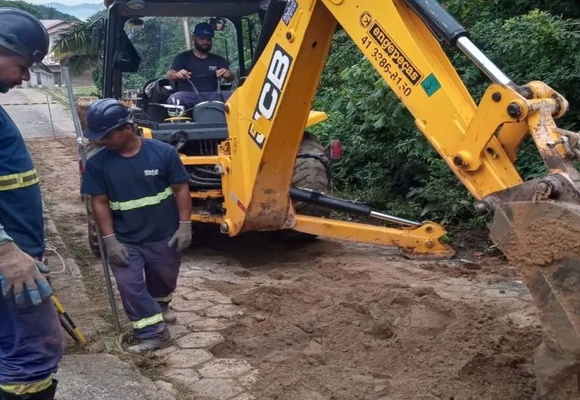 Casan uses Rompex to fragment rocks in a neighborhood of Florianópolis