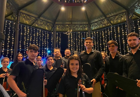 Rompex makes an extraordinary donation of violins to the Orchestra